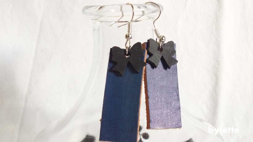 Earring leather blue knot